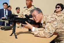 文在寅持枪瞄准颇有架势