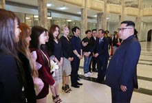 金正恩夫妇观看韩艺术团表演