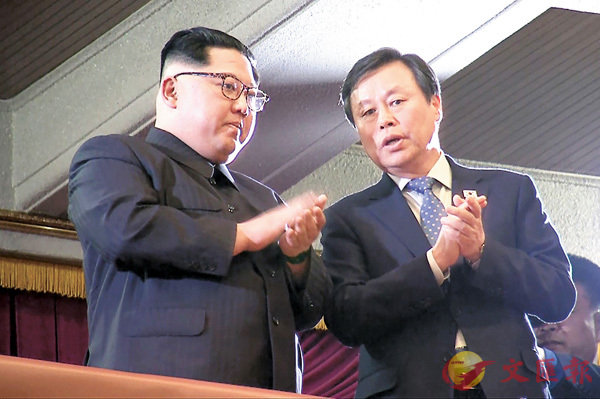 ■金正恩(左)在看台上鼓掌，并与都钟焕交谈。 法新社