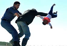 南非男子将6月大婴儿抛下屋顶