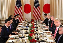 安倍与特朗普会晤共进午餐