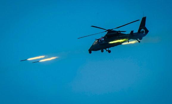 解放军陆航部队多重战术模拟歼台舰