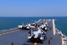 航母编队开展远海实兵对抗演练