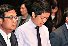 许智峯抢手机 市民促辞职