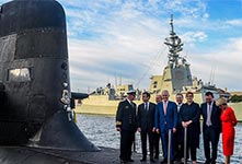 马克龙参观澳大利亚潜艇