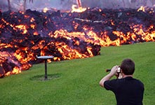 熔岩阻断道路夏威夷民众淡定拍照