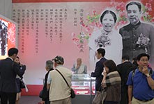 周恩来纪念展开幕 香港市民参观