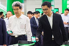 马化腾地铁站亲测“刷码过闸”