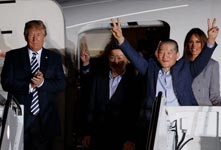 特朗普迎接从朝鲜返回的美国人