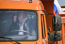 普京亲自驾卡车通过赤海峡大桥