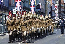 英国士兵为哈里王子大婚带妆彩排