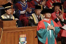 马云获港大颁名誉博士