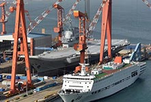 国产航母海试后首次进入船坞