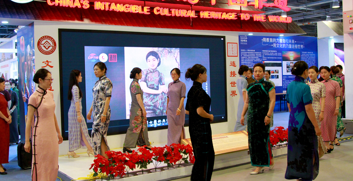 非遗主题盛宴亮相京交会 中国传统旗袍惊艳全场