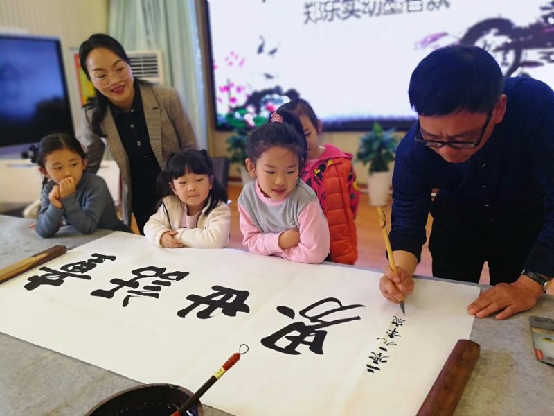 弘扬传统文化  郑东实验幼儿园开展书法进校园活动